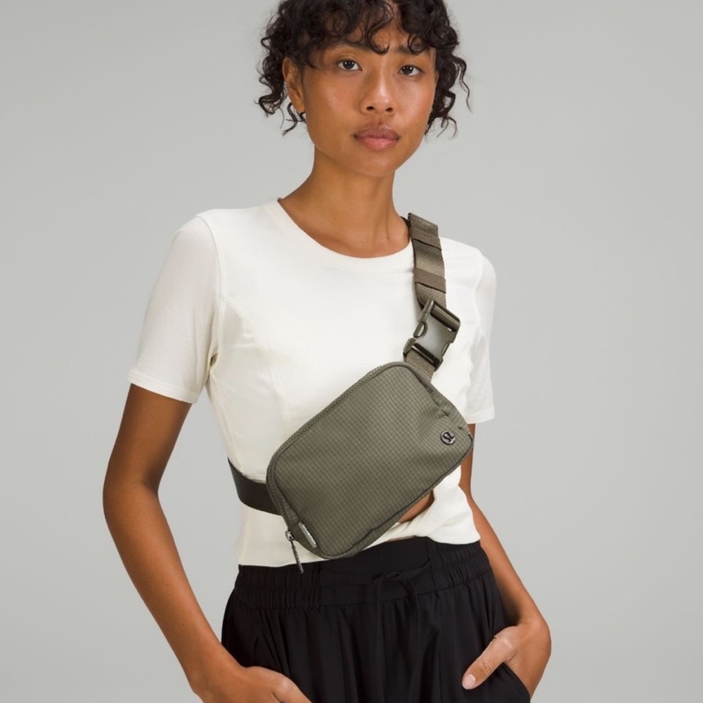 NWT Lululemon Everywhere Belt Bag EBB Carob Brown Black Pattern - Picture 2 of 6